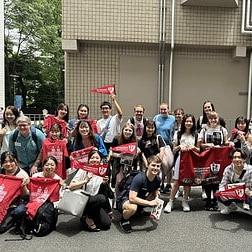 students和教师与W合影&日本国旗.