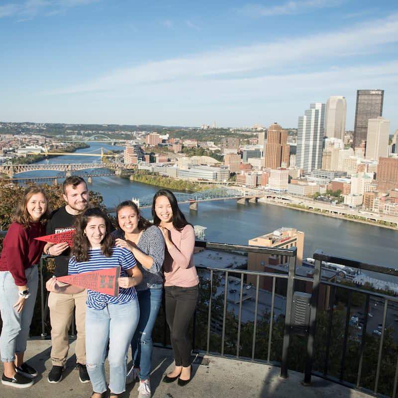 10月21日，学生们在华盛顿山上俯瞰匹兹堡市时摆出了一面三角旗, 2019年在华盛顿的Creosote影响照片拍摄期间 &amp; 澳门葡京博彩软件.
